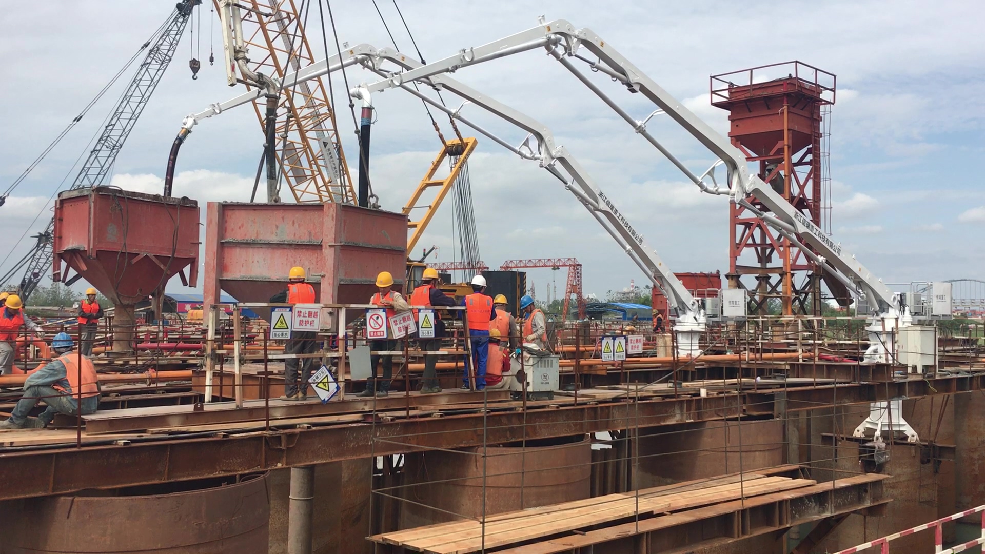 一鍵布料，行業(yè)首款！中聯(lián)重科智能布料機(jī)上海施工首秀