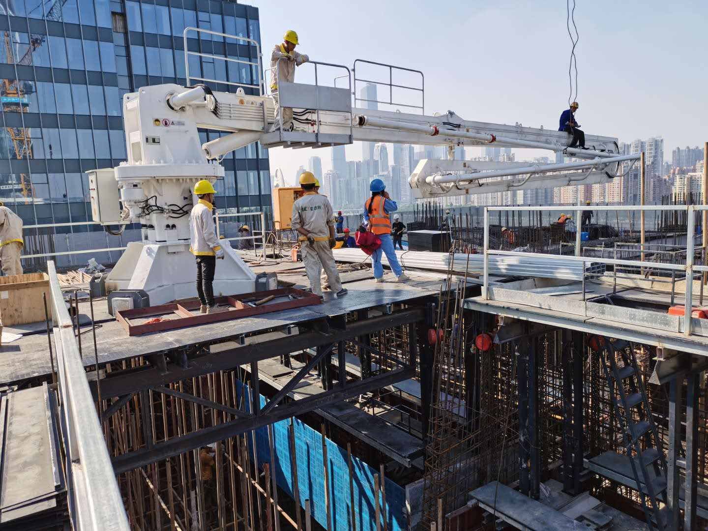 32米液壓布料機(jī)和爬模結(jié)合更省心