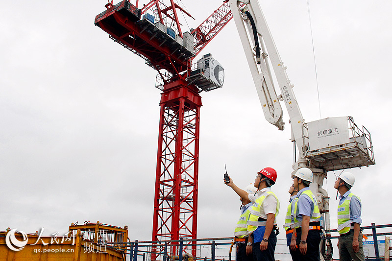 電動(dòng)內(nèi)爬24米液壓布料機(jī)