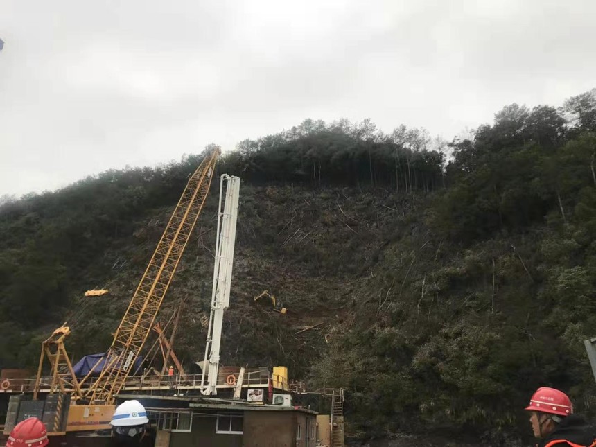 HG32A-3R-32米布料機(jī)-千島湖環(huán)島橋梁-浙江淳安施工現(xiàn)場-信瑞重工