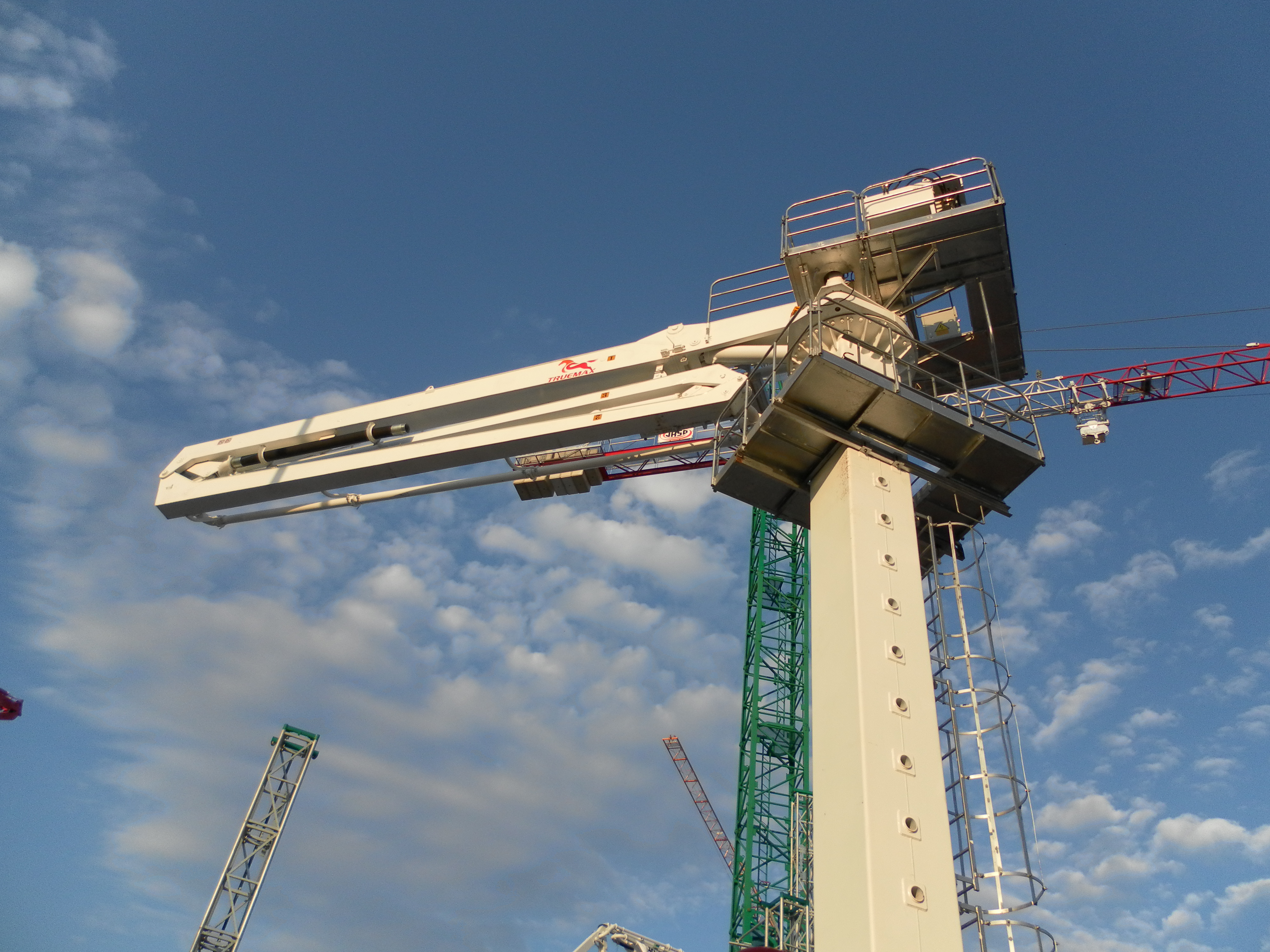 液壓布料機臂架發(fā)生異響