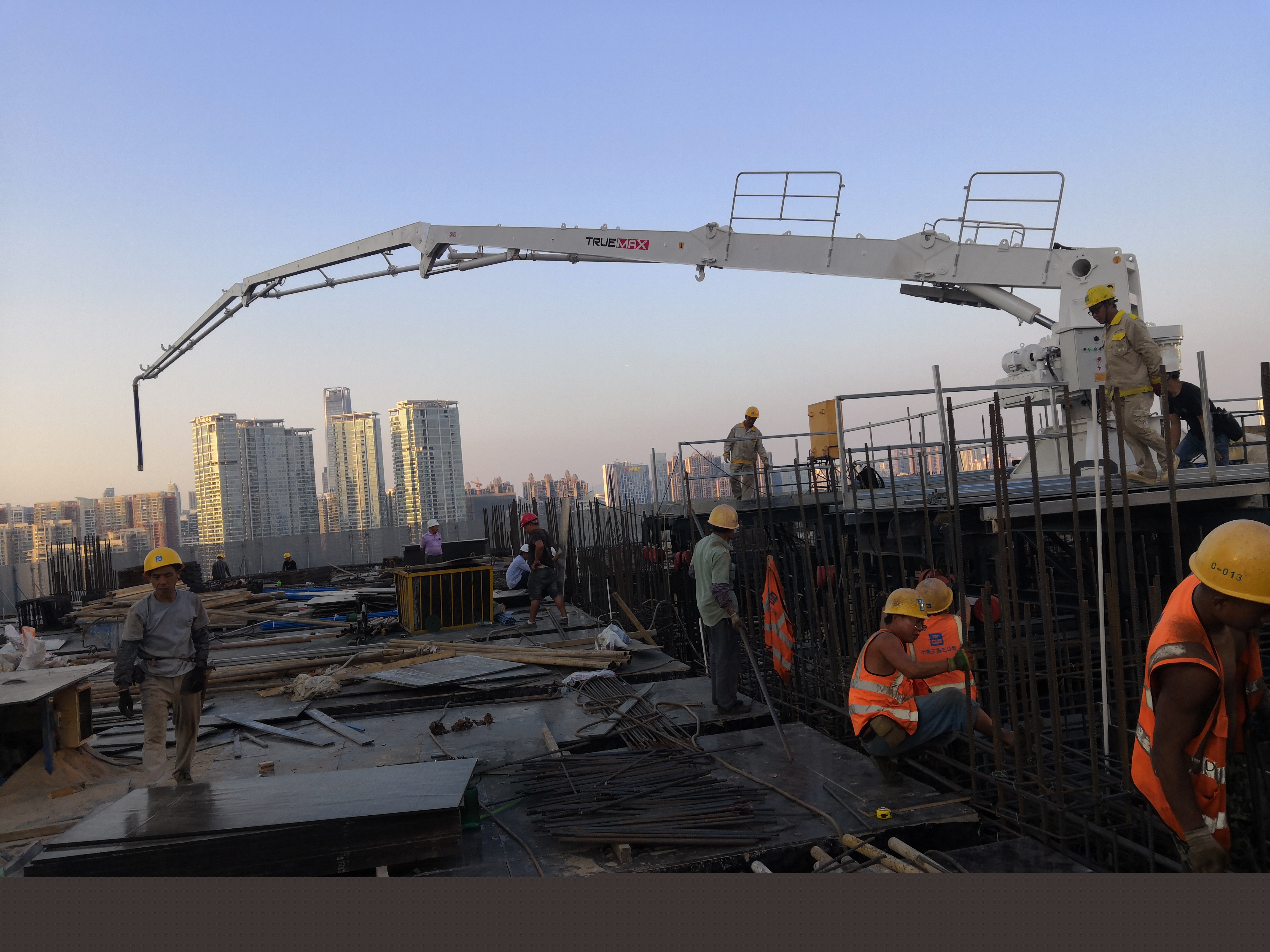 廣東混凝土布料機.jpg 廣東混凝土布料機.jpg