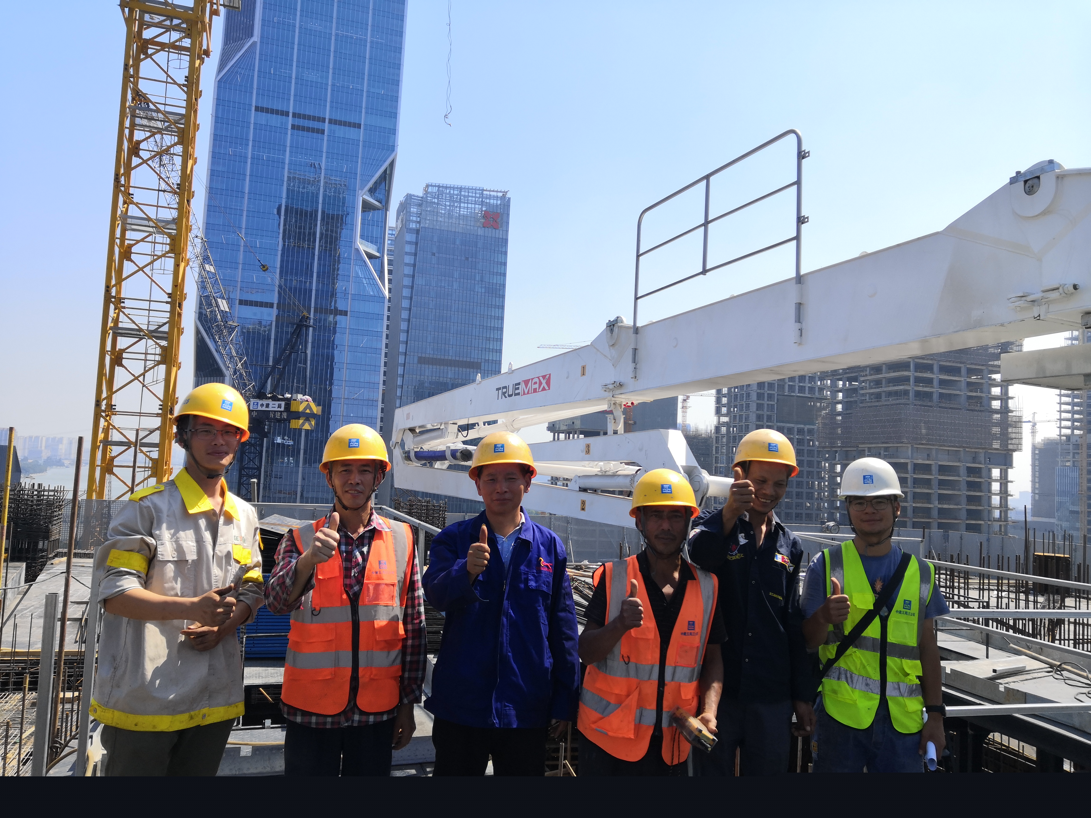 廣州小蠻腰歡聚大廈項目施工—模架式液壓布料機