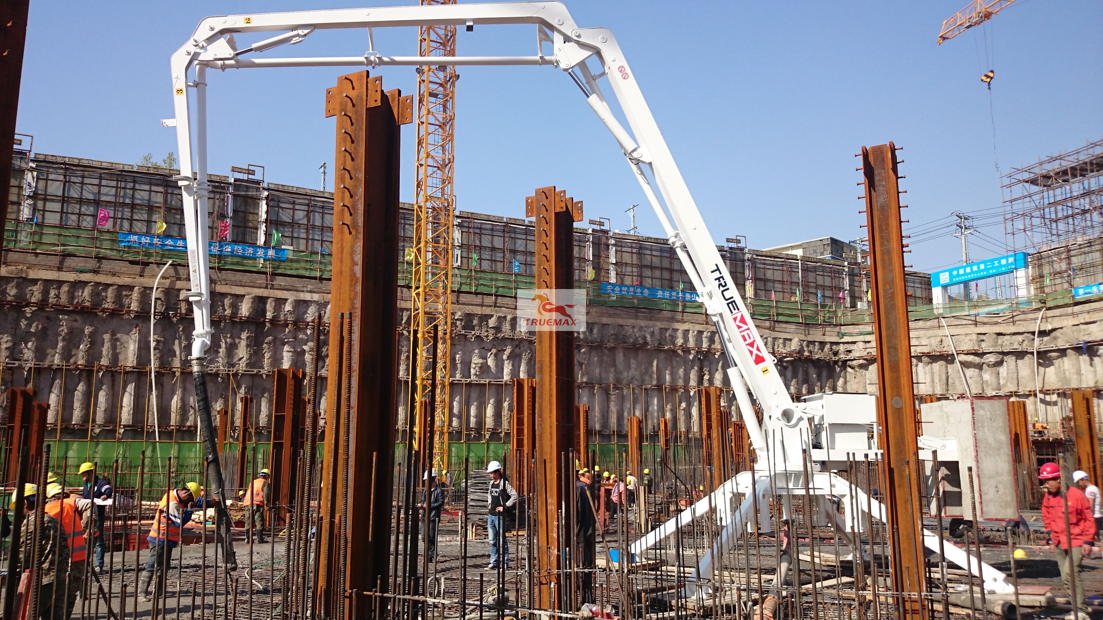 小型混凝土布料機(jī)打混凝土過程