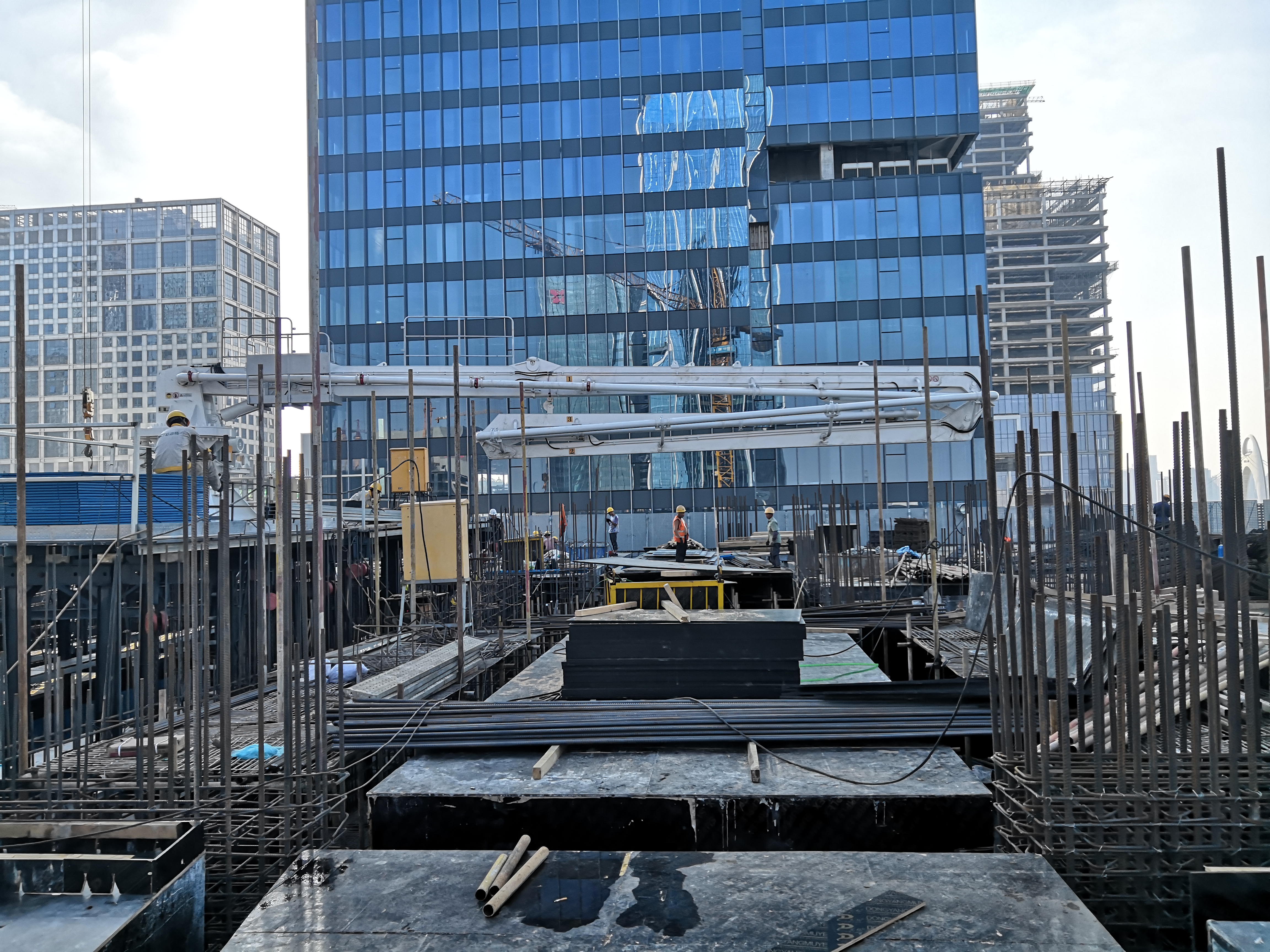 天泵地泵液壓布料機(jī)的區(qū)別