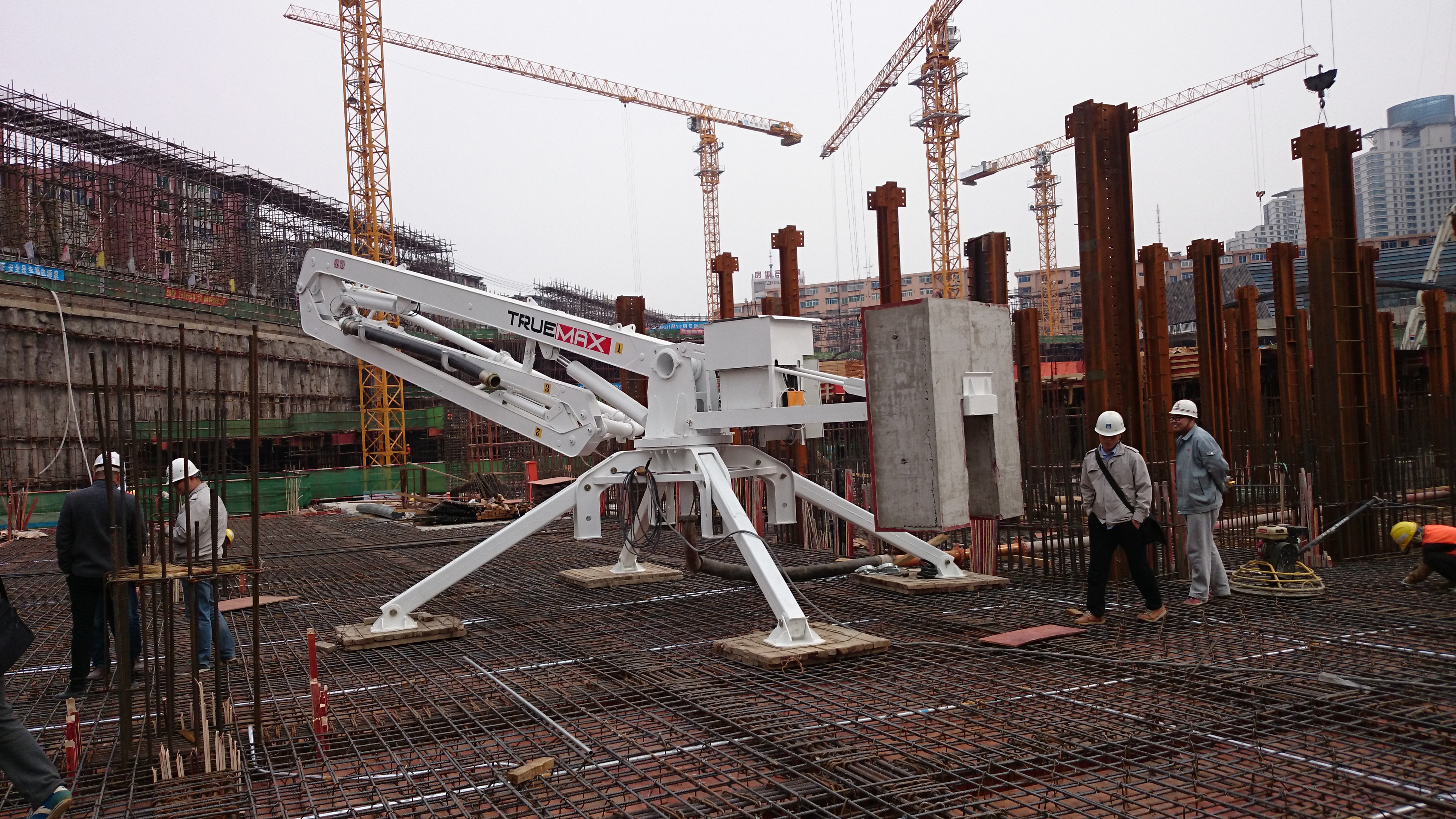 移動(dòng)液壓布料機(jī) 移動(dòng)液壓布料機(jī)