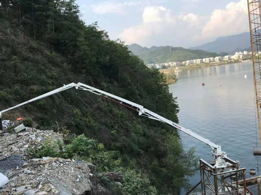 32米布料機(jī)浙江淳安施工現(xiàn)場(chǎng) 32米布料機(jī)浙江淳安施工現(xiàn)場(chǎng)