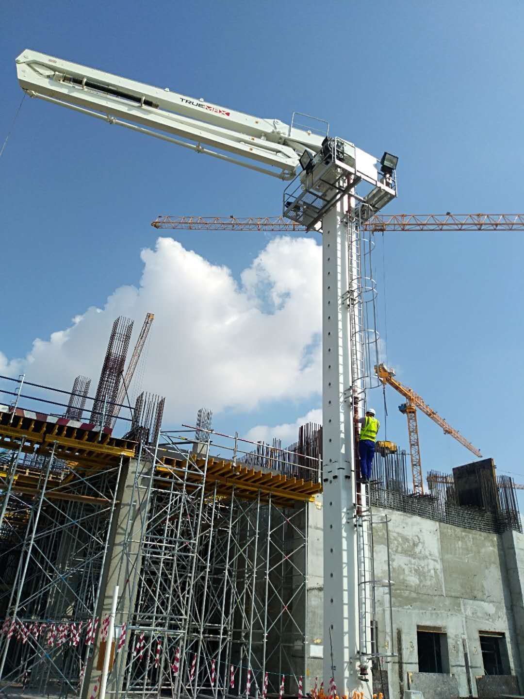 混凝土澆筑為什么要選擇液壓混凝土布料機(jī)?(圖2)